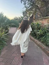 Casquete tejido a mano en hilo color beige, con diseño tipo mesh.