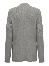 Sweater gris de punto acanalado con cuello alto, mangas largas y hombros caídos.