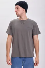Remera gris oscuro de manga corta con cuello redondo y estampado frontal con la frase 'Beware Octopus Underwater Sea'.