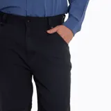 Pantalón negro de algodón canvas con spandex, corte regular, cierre con botón y cremallera, dos bolsillos laterales abiertos y dos bolsillos traseros con cierre de parche.