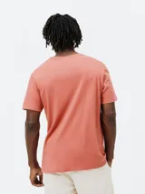 Camiseta básica de manga corta, cuello redondo y calce regular, color rojo jaspeado.