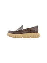 Mocasín de cuero negro con textura croco y plataforma blanca texturada.
