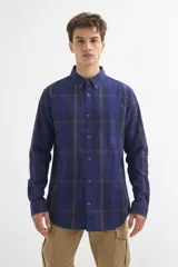 Camisa azul a cuadros grises de manga larga con cuello abotonado y bolsillo en el pecho.