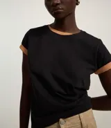 Blusa básica de algodón color tostado, de manga corta con dobladillo y nudo frontal.