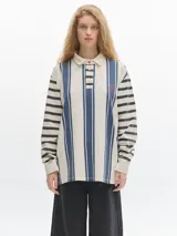 Polo de manga larga con cuello y cierre de botones, diseño a rayas en dos colores y bordado en el frente.