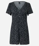 Enterito corto de viscosa con estampado floral liberty, escote en V, mangas cortas, botones en el busto y cintura elastizada.