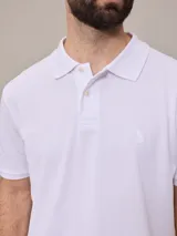 Remera polo color beige, de piqué de algodón, con cuello clásico y tapeta de dos botones.