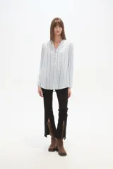 Blusa de viscosa con cuello mao y abertura frontal con botones. Presenta un estampado de rayas verticales finas en tonos azul claro, blanco, marrón y azul oscuro.