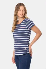 Remera de algodón a rayas horizontales azul marino y blancas, con cuello redondo y mangas cortas.