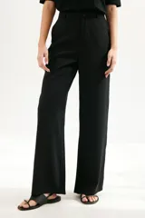 Pantalón de vestir de corte palazzo color beige.