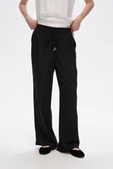 Pantalón negro de rayon, corte amplio, tiro alto y bolsillos laterales.