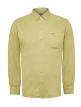 Camisa de lino color verde oliva, con cuello camisero, teñida en prenda. Tiene un bolsillo en el pecho con bordado al tono. De manga larga y calce regular.