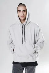 Hoodie gris claro de corte cropped, con capucha y cordones negros con texto blanco.