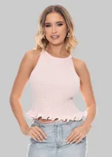 Top rosa elastizado con cuello halter y volado en la cintura.