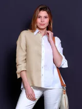 Camisa de lino combinada en dos colores, beige y blanco, de corte suelto y manga larga.