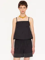 Short negro con cintura elastizada y cordón ajustable.