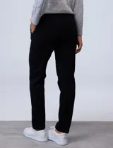 Jogger de algodón color beige, con pretina elastizada y corte cómodo.