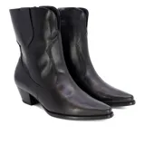 Bota texana de cuero negro, con caña media, punta fina y taco bajo. Diseño con costuras decorativas en el empeine y laterales.