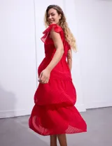 Vestido blanco de gasa con capas de la marca Julia Jordan. Tiene escote en V, mangas cortas con volados, corte en la cintura, abertura central en la espalda con cierre invisible y forro interno a tono.