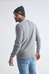 Campera tejida de lana azul marino con cierre completo, cuello levemente elevado y logo bordado.