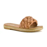 Sandalia casual baja color tostado, con capellada trenzada y suela plana con detalle de yute y línea dorada.