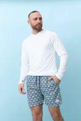 Remera de manga larga blanca con capucha.