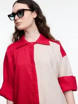 Vestido camisero largo de lino, con manga 3/4 y silueta relajada. Diseño con bloques de color en contraste blanco y negro.