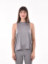 Musculosa gris de corte holgado con sisas amplias.