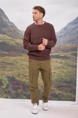Sweater marrón de punto con cuello redondo y mangas largas.