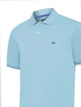 Remera polo celeste de piqué de algodón con cuello clásico, tapeta de dos botones y logo bordado en el pecho. Puños con ribete a contraste.