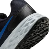 Championes Nike Revolution 6 Next Nature, color negro con logo azul y suela blanca.