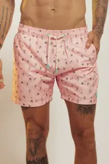 Bañador de hombre color rosa pálido con estampado de golondrinas oscuras. Presenta cintura elástica con cordón ajustable de color crudo y terminales turquesa.