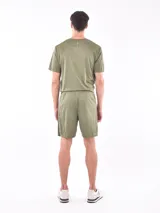 Short deportivo negro de poliéster con cintura elástica y logo estampado en la pierna.
