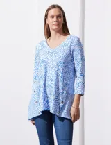 Blusa de algodón labrado marca Ruby Rd, con estampado abstracto en blanco y celeste, escote en V, mangas tres cuartos y aplique de botones en los laterales. Corte asimétrico.