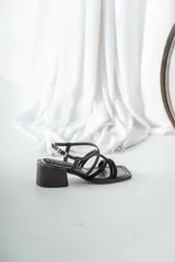 Sandalias de cuero plateadas con tiras finas cruzadas y taco bloque bajo.