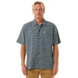 Camisa de manga corta con estampado a cuadros en tonos azul, gris y blanco. Tiene cuello clásico, cierre con botones y un bolsillo en el pecho con logo de la marca.