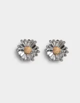 Par de aros colgantes cortos con forma de margarita, con pétalos plateados y centro dorado.