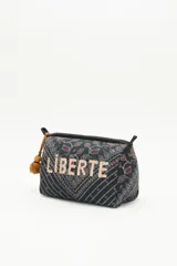 Bolso tipo pouch en algodón estampado con la palabra "Liberte" bordada.
