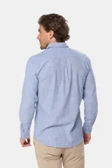 Camisa de manga larga, color celeste con finas rayas blancas, confeccionada en una mezcla de lino y algodón. Presenta un corte slim fit y no tiene bolsillo.
