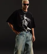 Pantalón de jean celeste de corte super baggy con cintura con trabilla, cierre tradicional, bolsillos y detalles deshilachados.