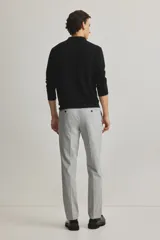Pantalón de vestir gris claro, de corte slim fit, con pliegues frontales, bolsillos laterales y traseros ribeteados con botón.
