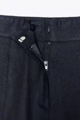Pantalón azul marino de corte recto, confeccionado en lino. Presenta tiro alto, pinzas delanteras, bolsillos laterales y falsos bolsillos de vivo en la parte trasera.