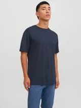 Camiseta azul marino de manga corta y cuello redondo, corte slim fit.
