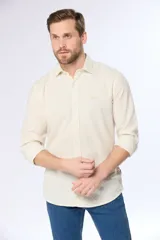 Camisa de manga larga con cuello abotonado, confeccionada en lino rayado color beige y blanco. Modelo slim fit con bolsillo en el pecho.