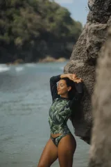 Bombacha de bikini con estampado de hojas en tonos azules y ribete celeste.