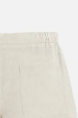 Bermuda regular fit negra confeccionada en tejido de lino. Cintura elástica ajustable con cordón y pliegues frontales. Bolsillos frontales y detalle de bolsillos traseros de plastrón.