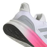Championes Adidas Ultrarun 5 blancos con detalles en gris y suela con degradé de amarillo a rosa. Incorporan tecnología Bounce 2.0 y suela Adiwear. Fabricados con al menos un 20% de material reciclado y plantilla OrthoLite®.