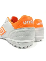 Championes de fútbol Umbro Touch TF, color negro, para hombre.