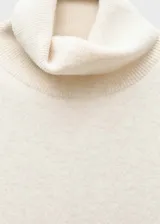 Top gris de lana sin mangas con cuello alto.