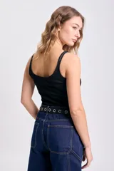 Musculosa negra de breteles finos y corte ajustado.